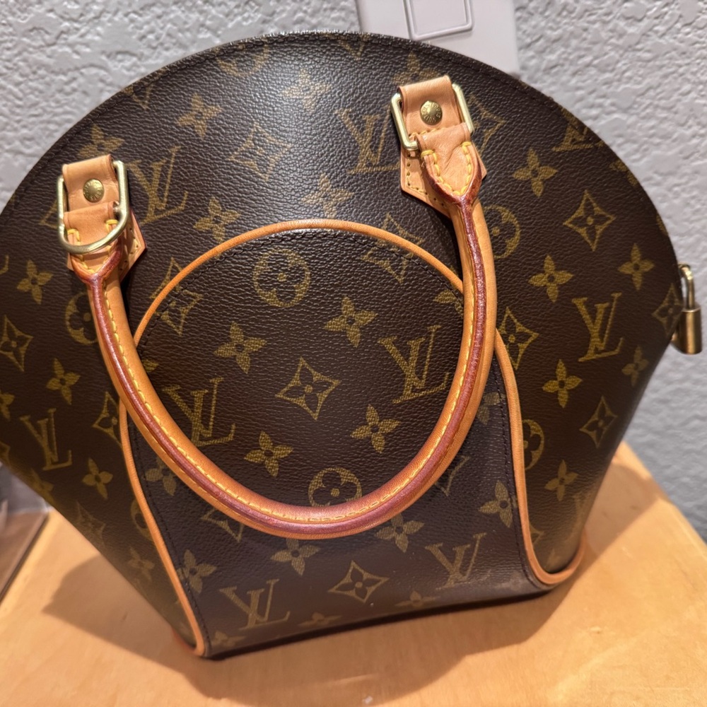 Authentic Louis Vuitton bag - Picture 2 of 5